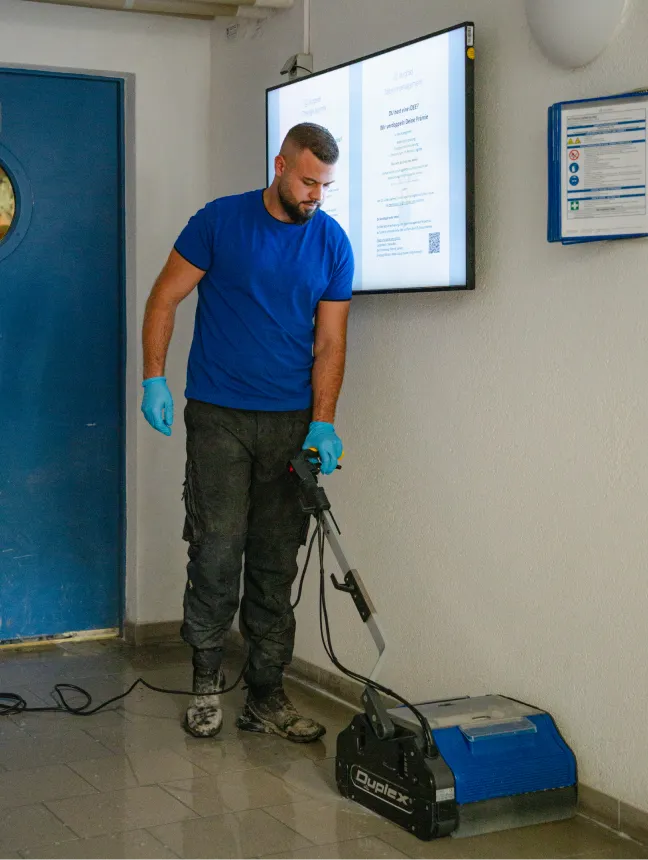 Ocean Mitarbeiter reinigt den Boden – Büroreinigung in Lauterbach