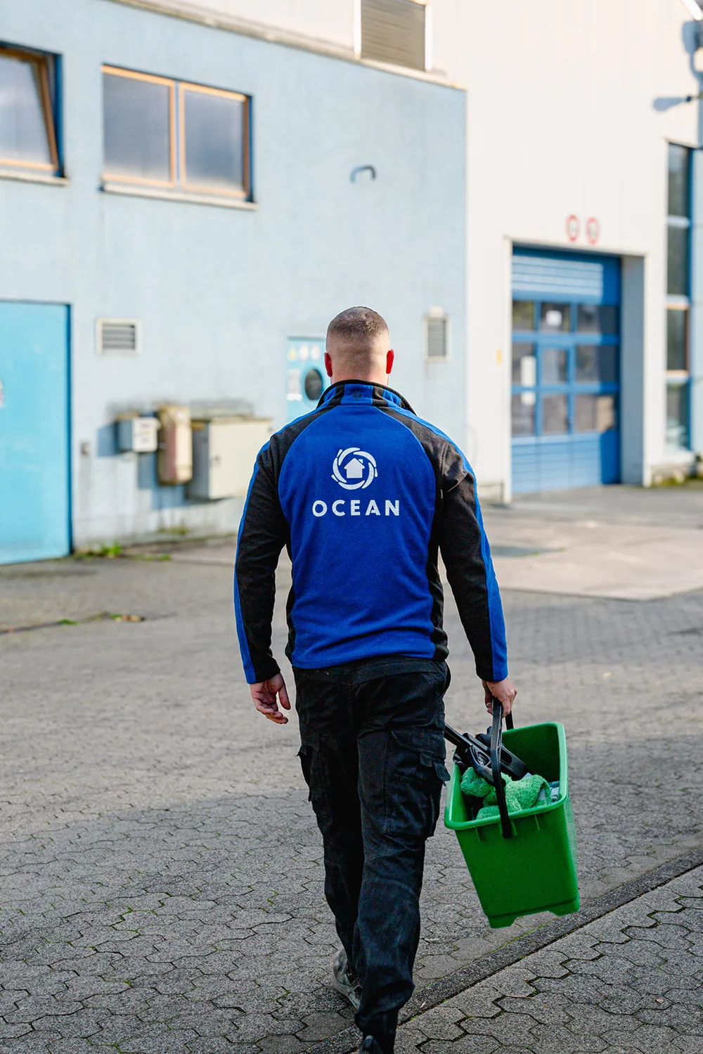 Mitarbeiter von Ocean läuft zu einem Gebäude